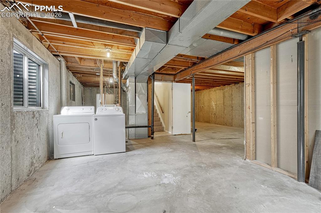 Image 29 of 49: Washer & dryer included