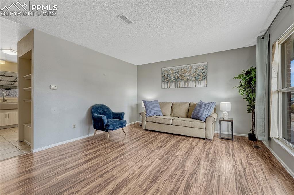 Image 3 of 49: Light and bright living room