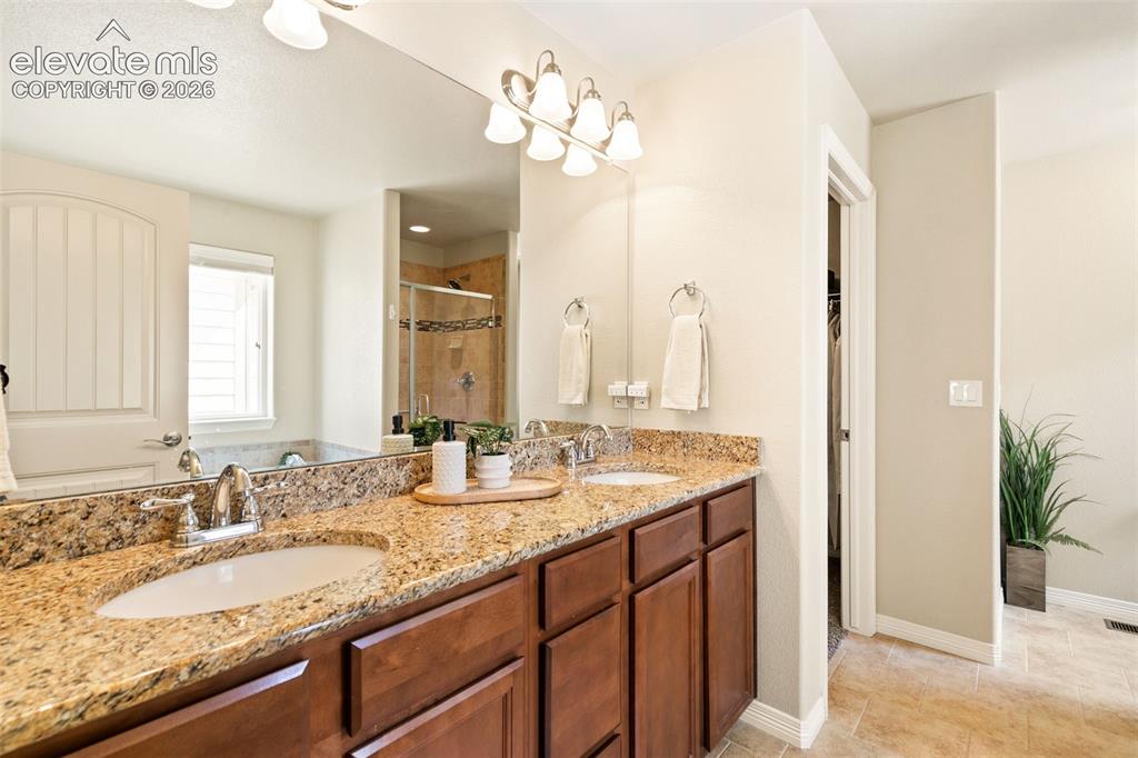 Image 16 of 27: Primary 5-piece bath