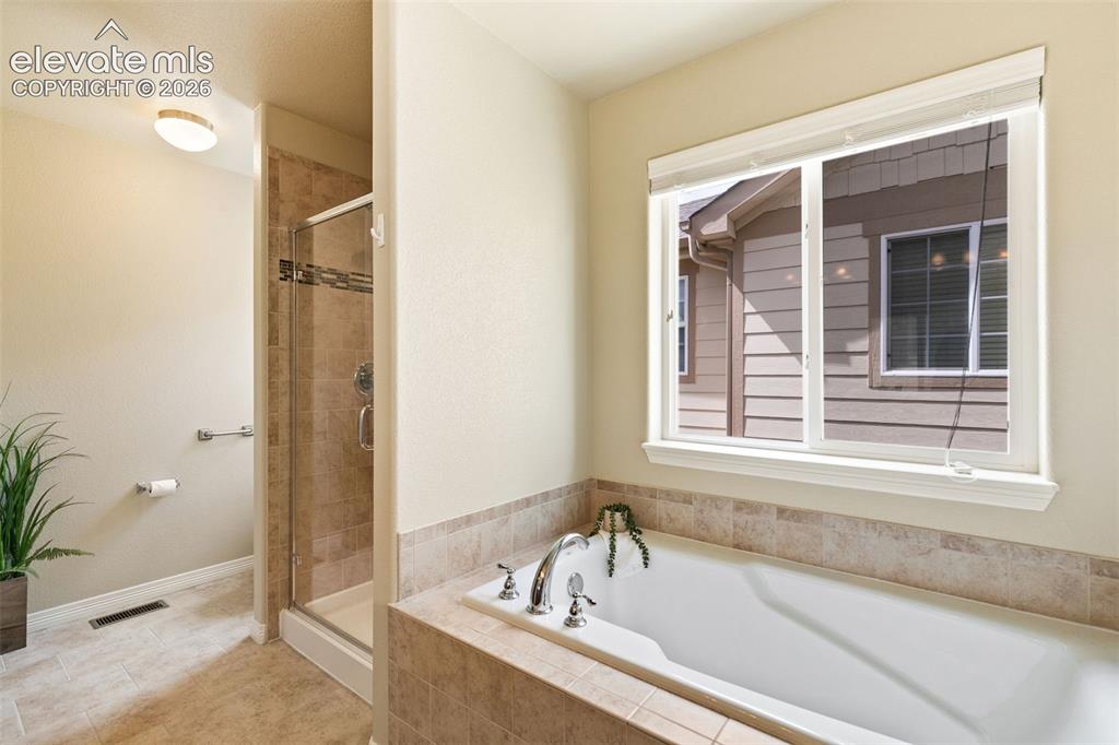 Image 17 of 27: Primary 5-piece bath
