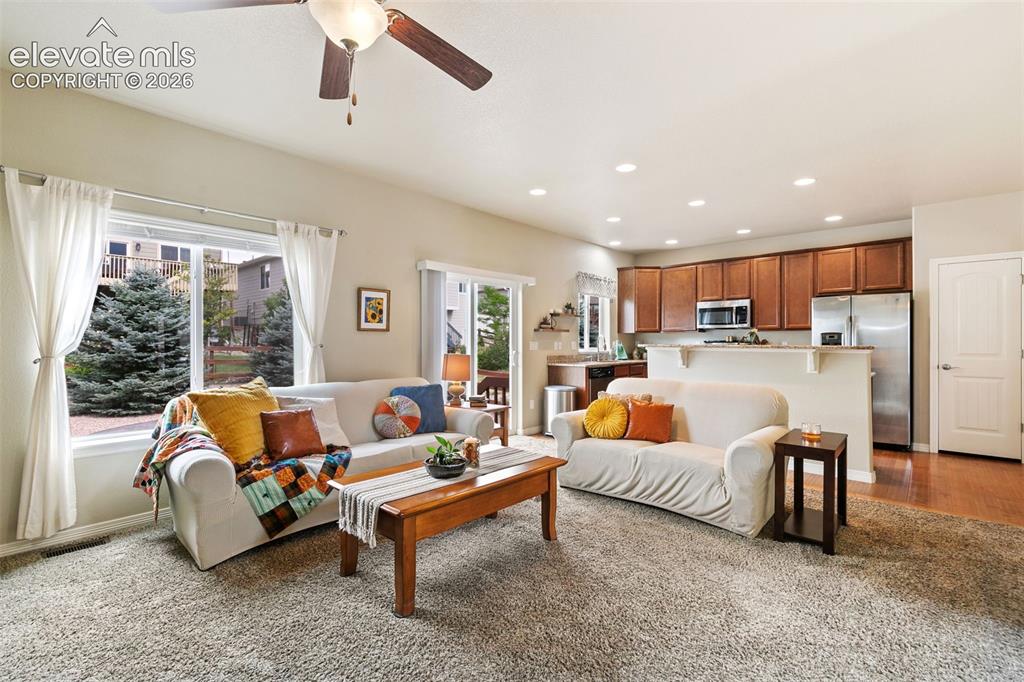 Image 4 of 27: Welcoming living room