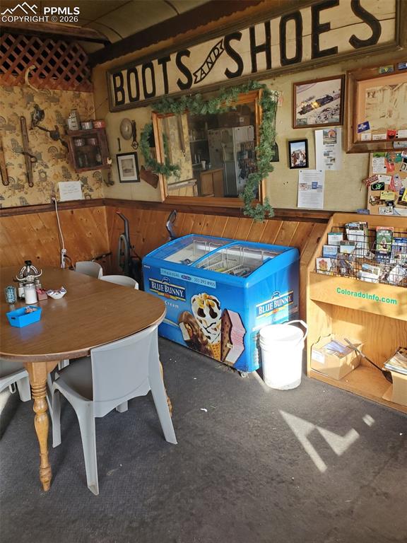 Image 3 of 8: Dining Area