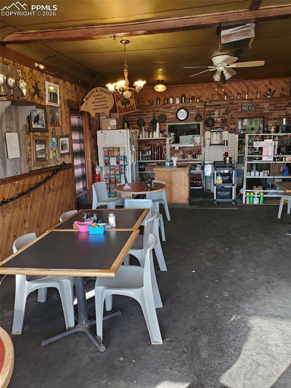 Image 4 of 8: Dining Area