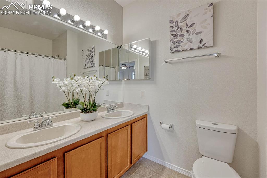 Image 21 of 27: Primary bath