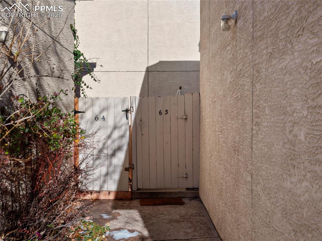 Image 33 of 49: Entry