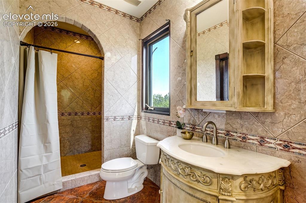 Image 24 of 50: Walk-in shower & custom finishes.