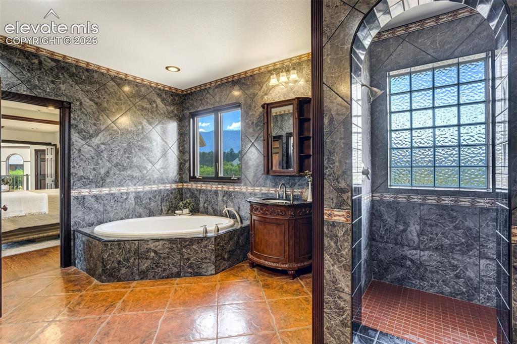 Image 32 of 50: Because every exceptional retreat deserves an equally exceptional bath.