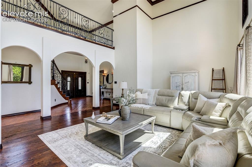 Image 8 of 50: Great room as you enter