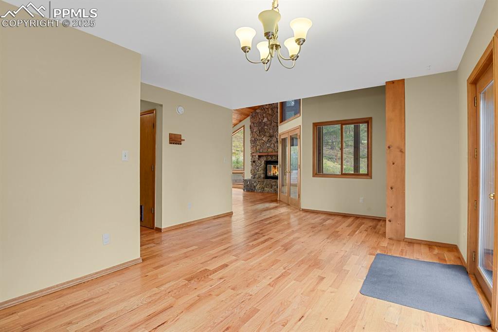 Image 16 of 48: Dining Area