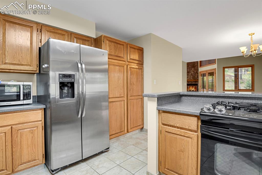 Image 22 of 48: Kitchen