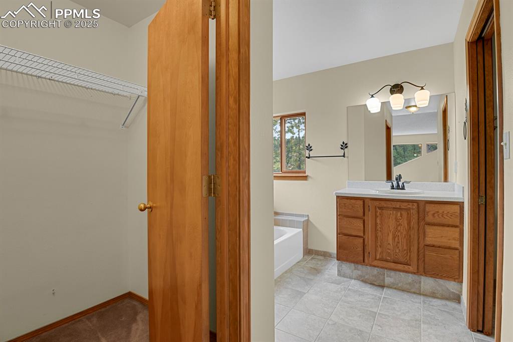 Image 32 of 48: Bathroom