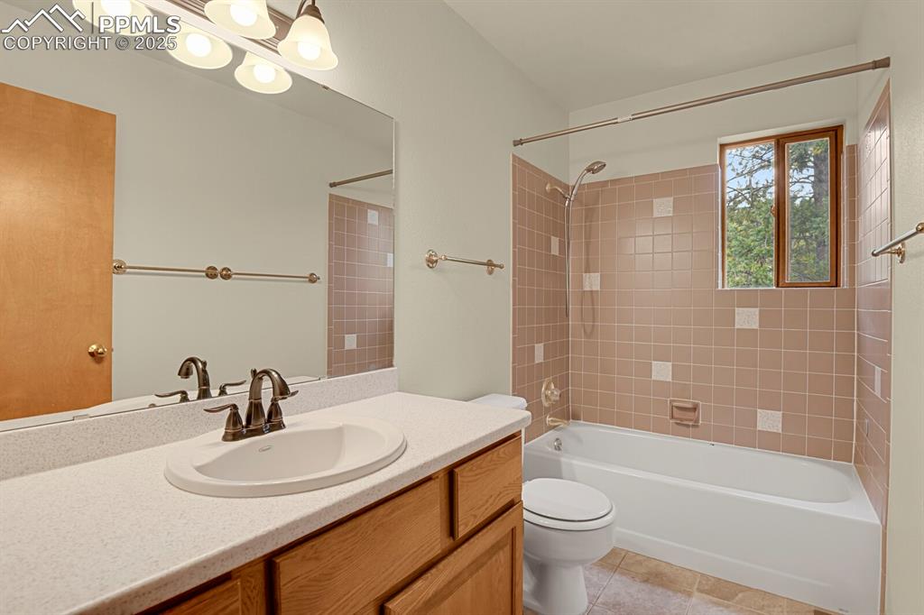 Image 37 of 48: Bathroom