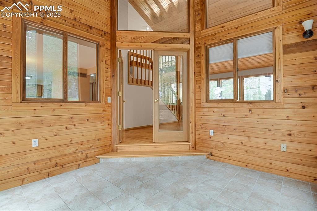 Image 7 of 48: Entry