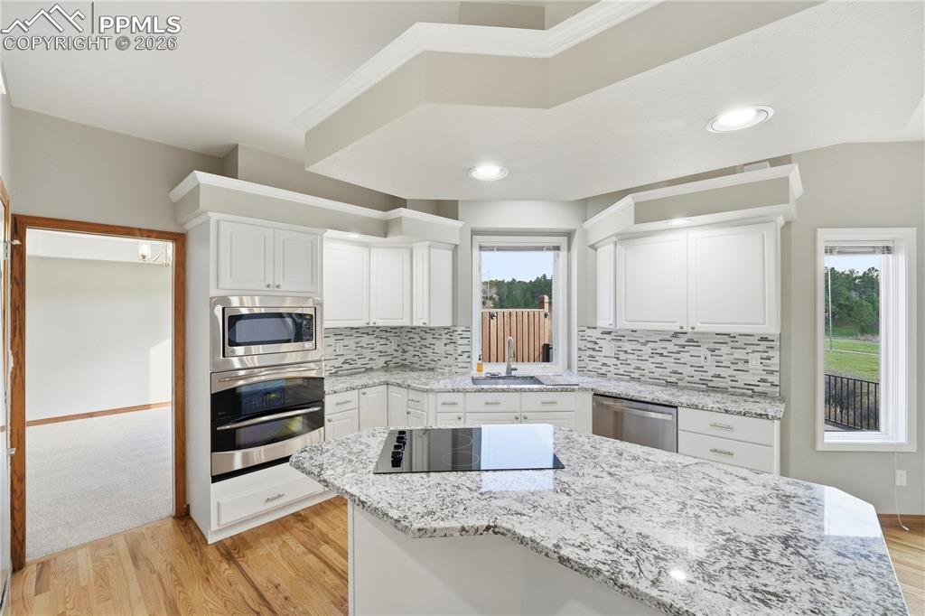 Image 19 of 50: Kitchen