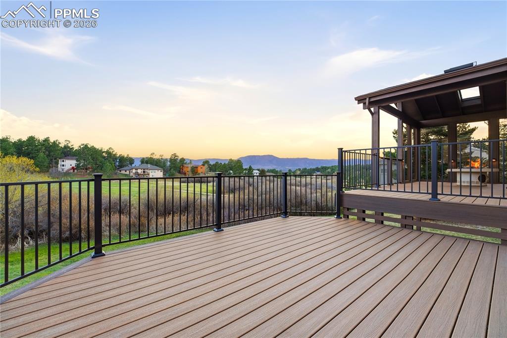 Image 7 of 50: Deck