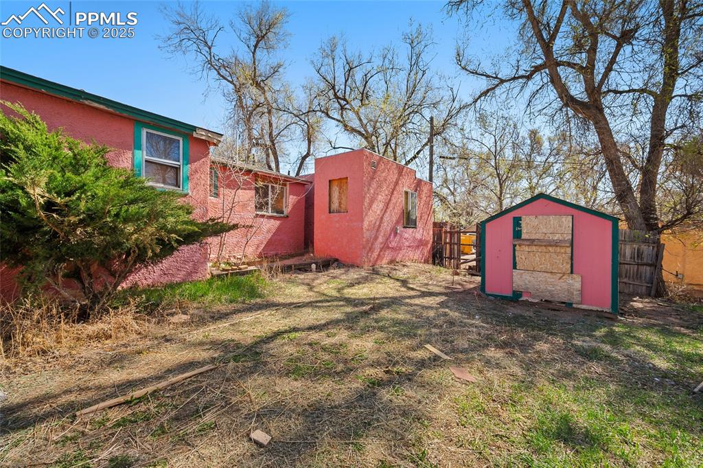 Image 18 of 20: Yard