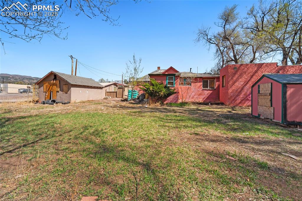 Image 20 of 20: Yard