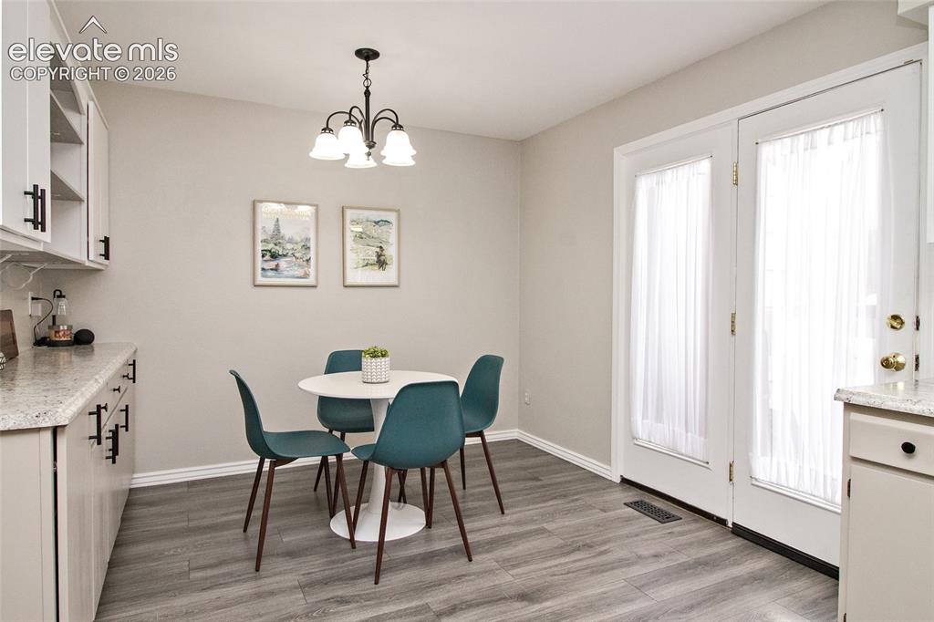 Image 11 of 35: Dining Area