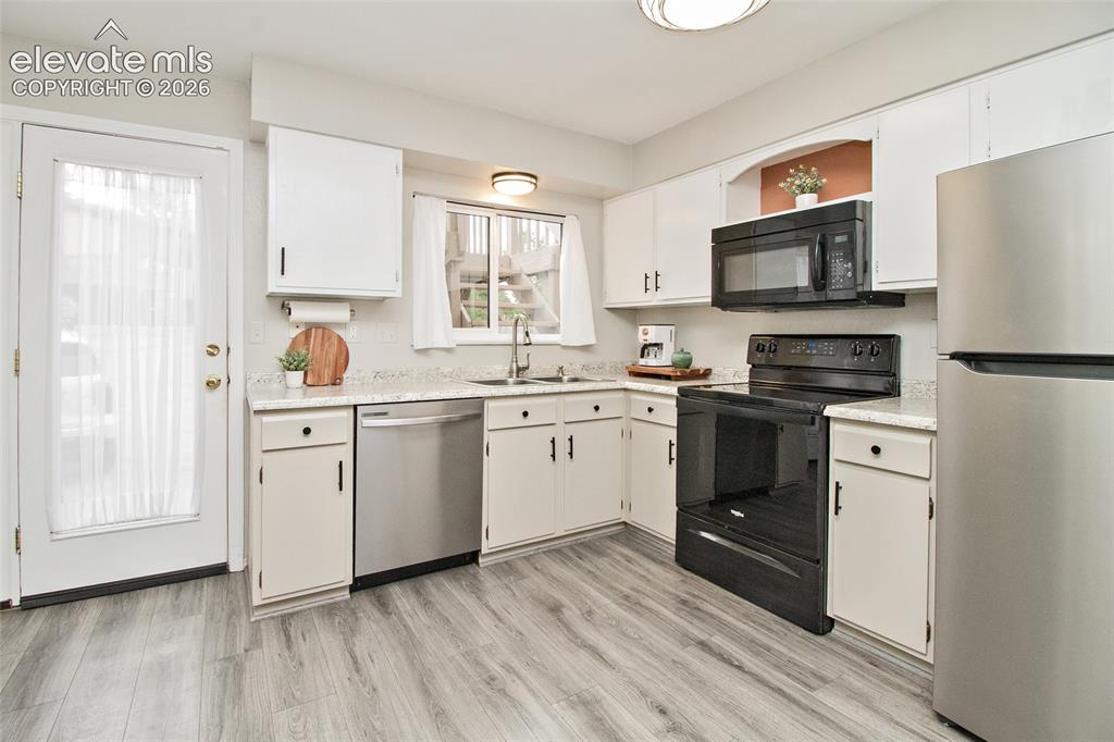 Image 14 of 35: Kitchen