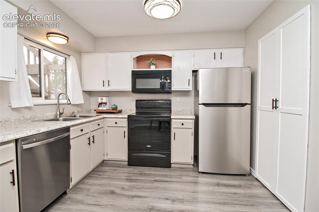 Image 15 of 35: Kitchen