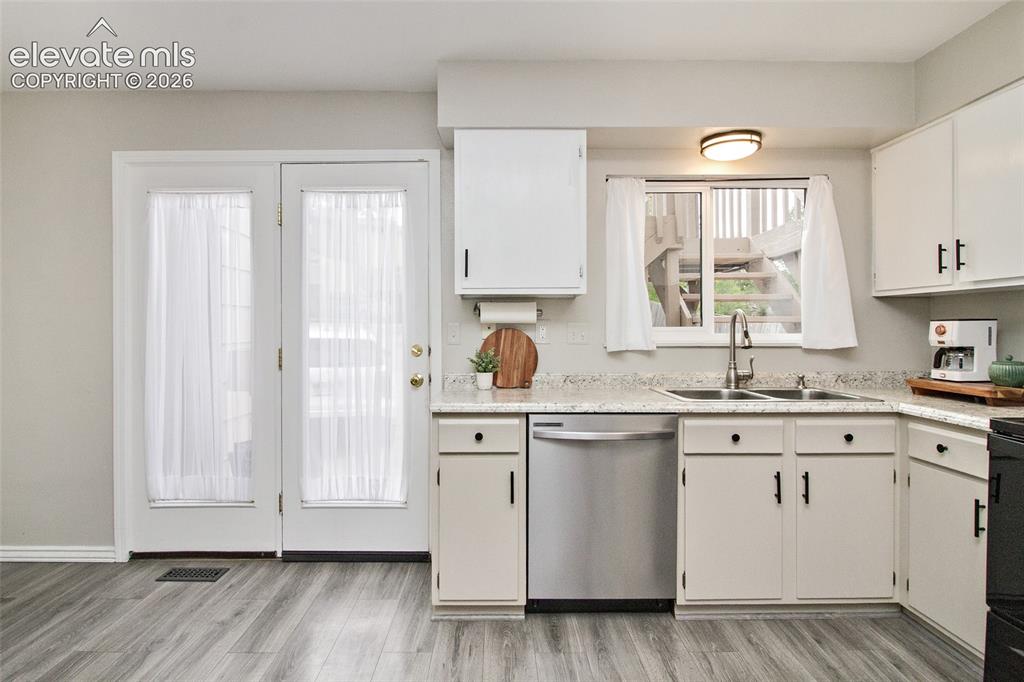 Image 16 of 35: Kitchen
