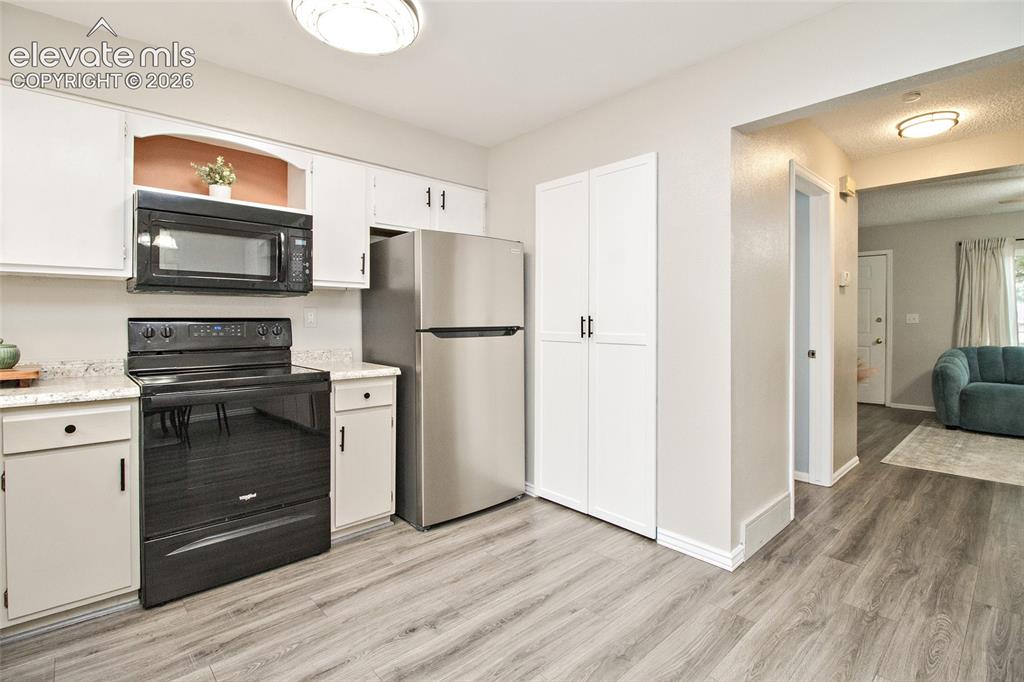 Image 17 of 35: Kitchen