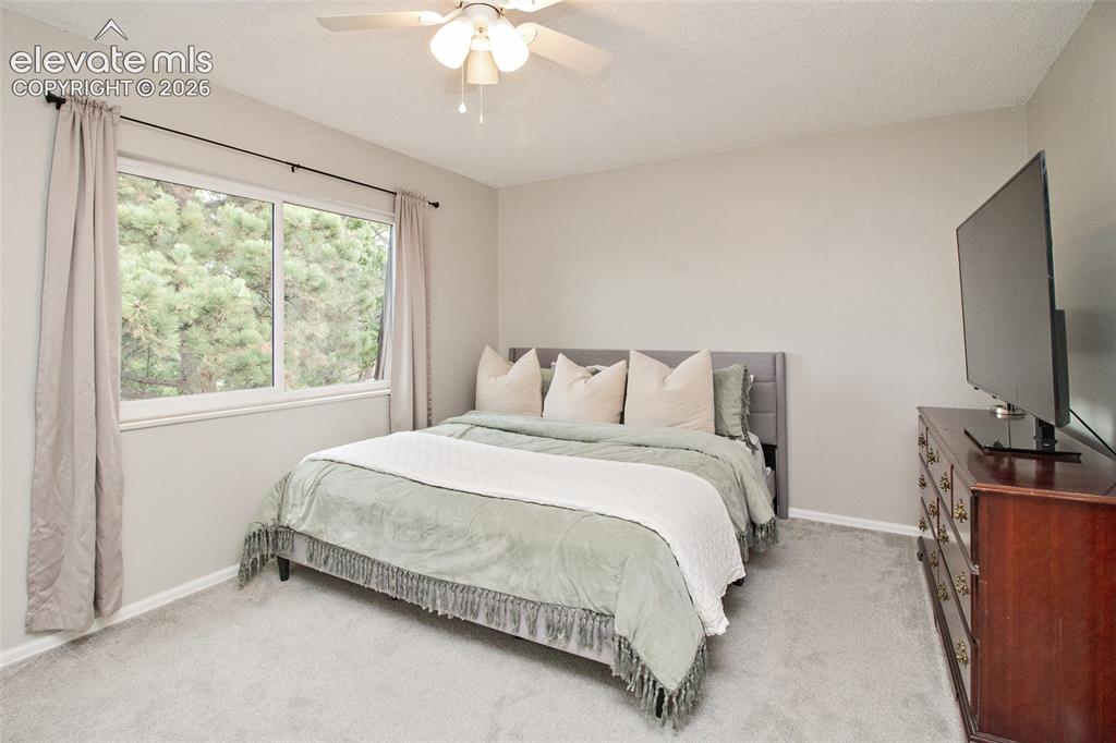 Image 19 of 35: Bedroom