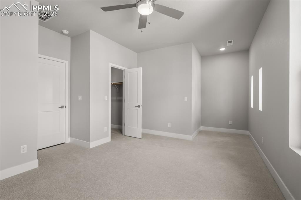 Image 25 of 36: Bedroom