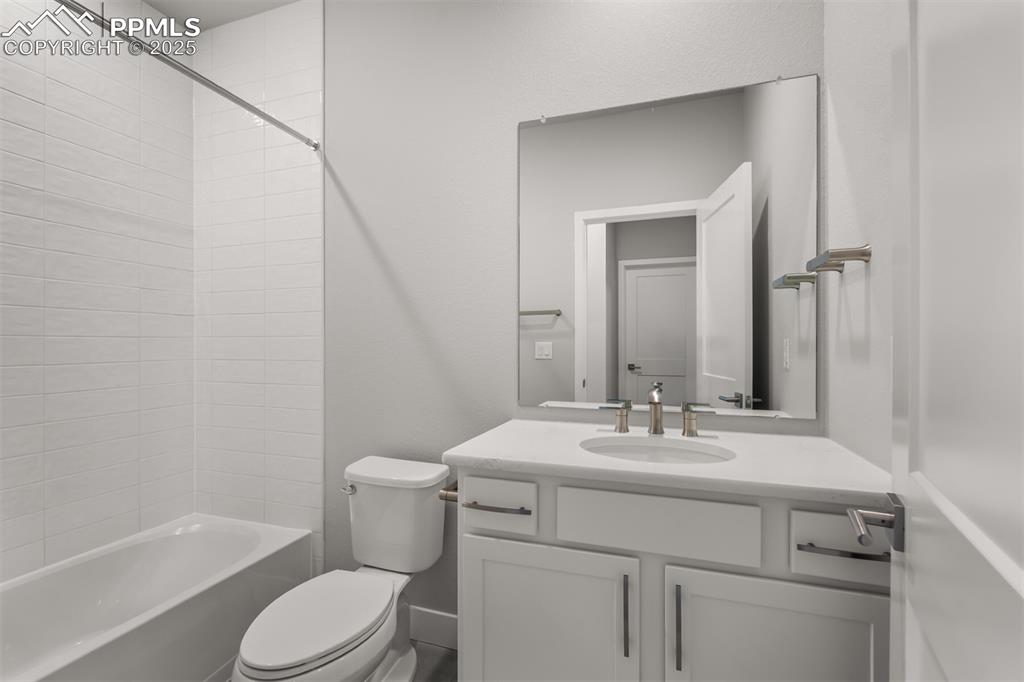 Image 26 of 36: Bathroom