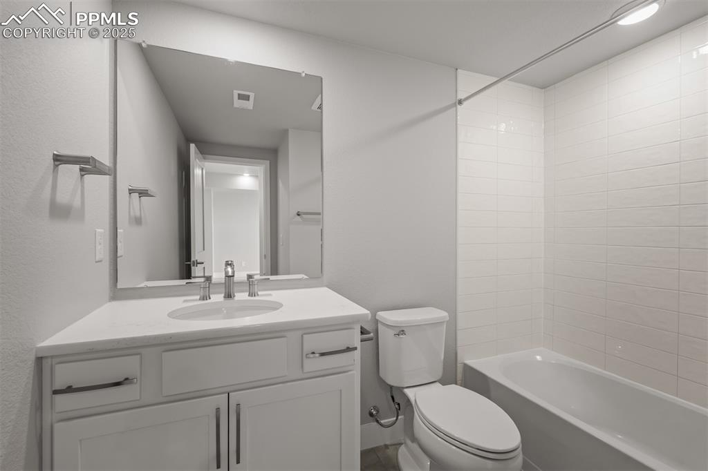 Image 32 of 36: Bathroom