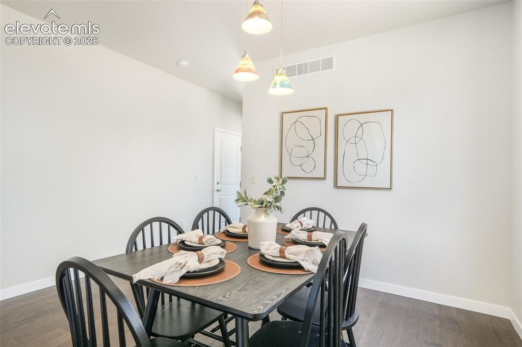 Image 4 of 50: Dining Area