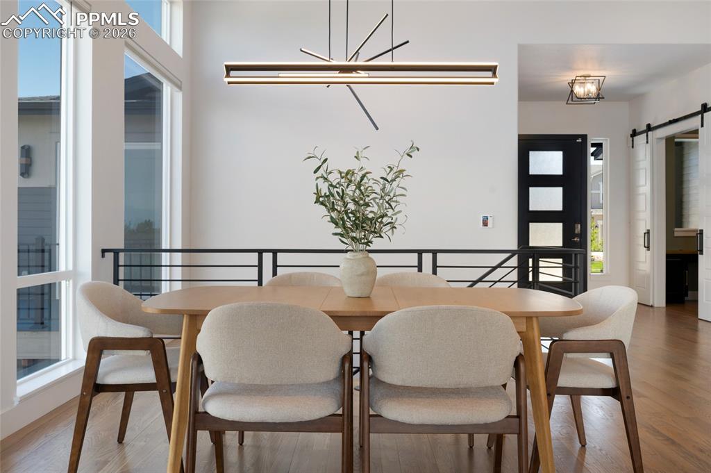 Image 10 of 50: Dining Area