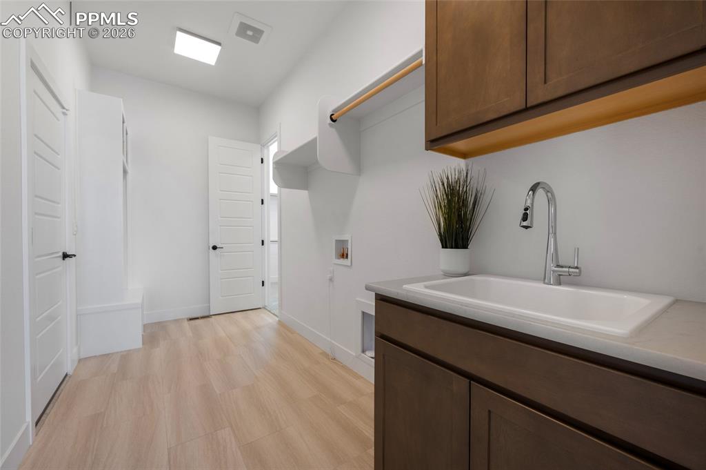 Image 21 of 50: Laundry