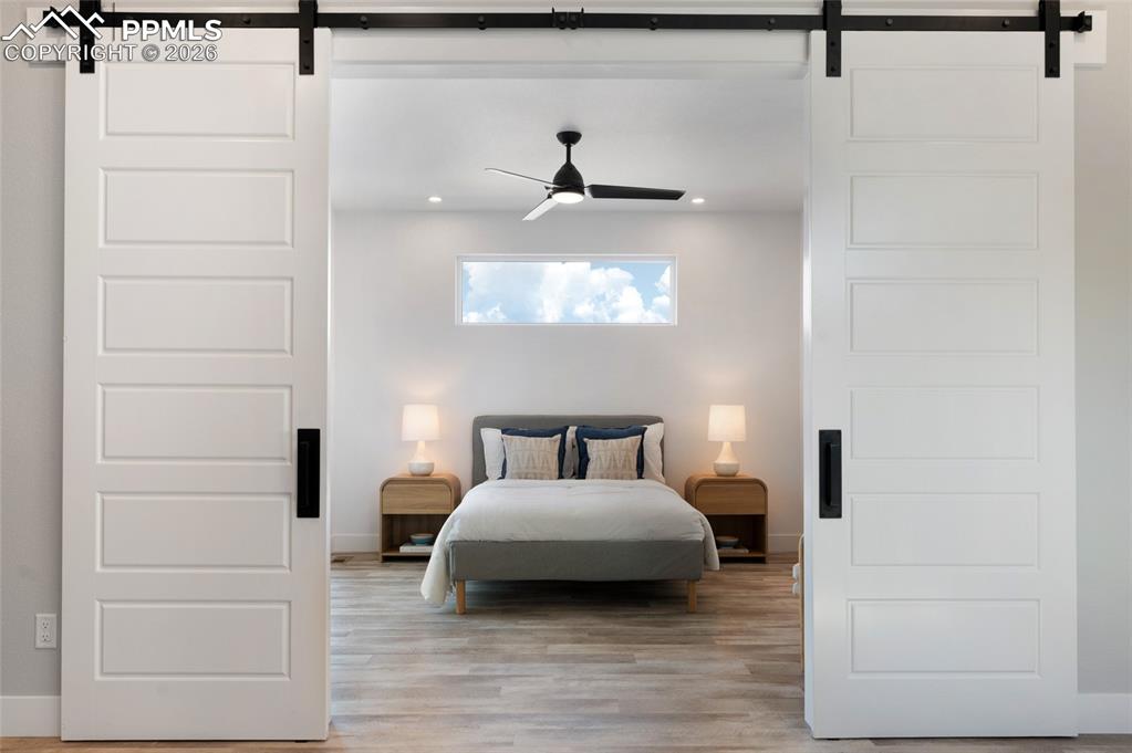 Image 27 of 50: Bedroom