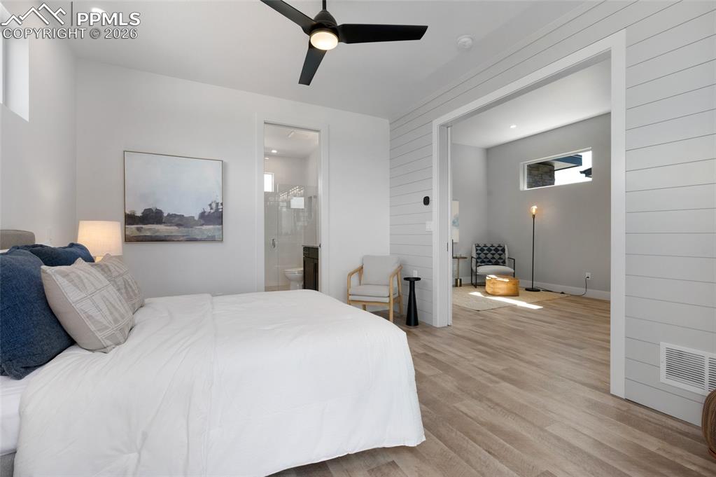 Image 30 of 50: Bedroom