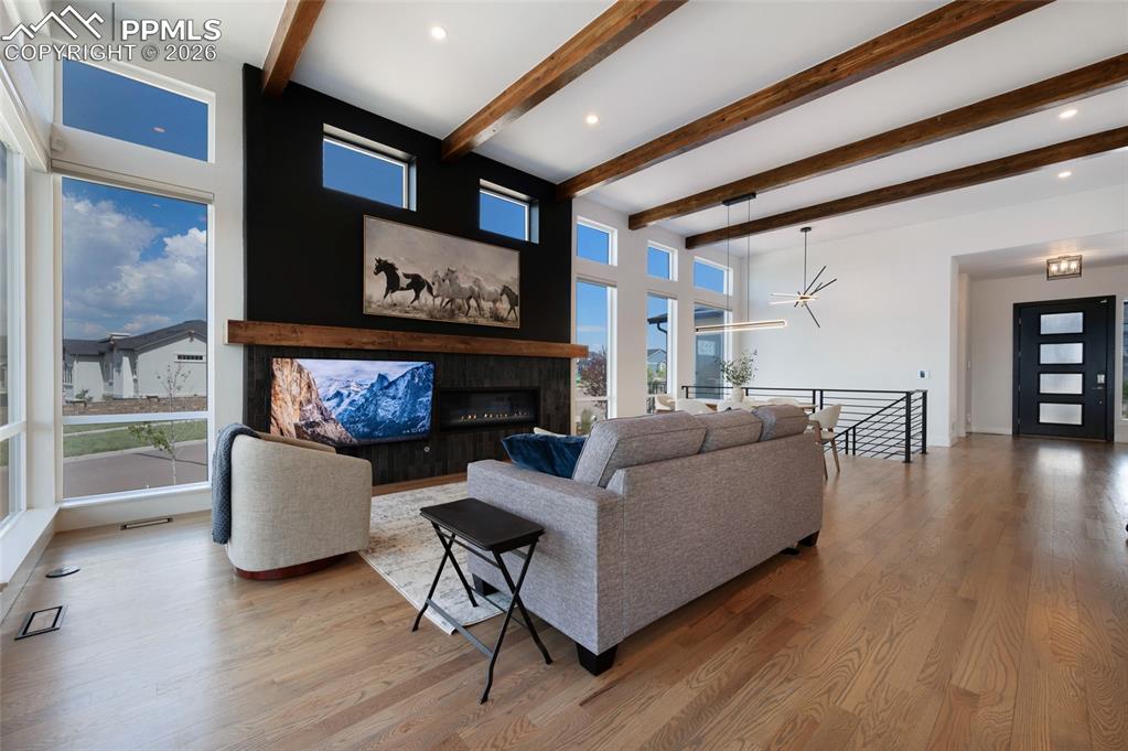 Image 5 of 50: Living Room