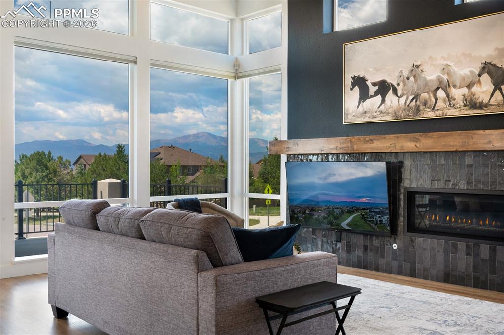 Image 7 of 50: Living Room