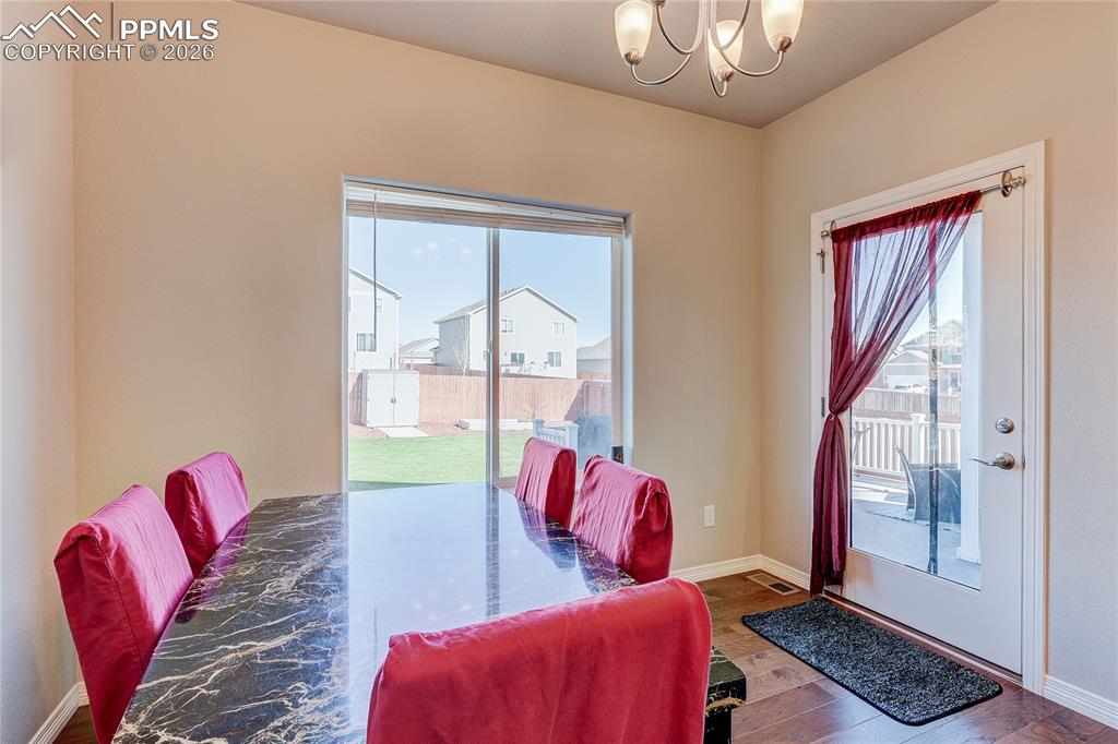 Image 15 of 31: Dining Area