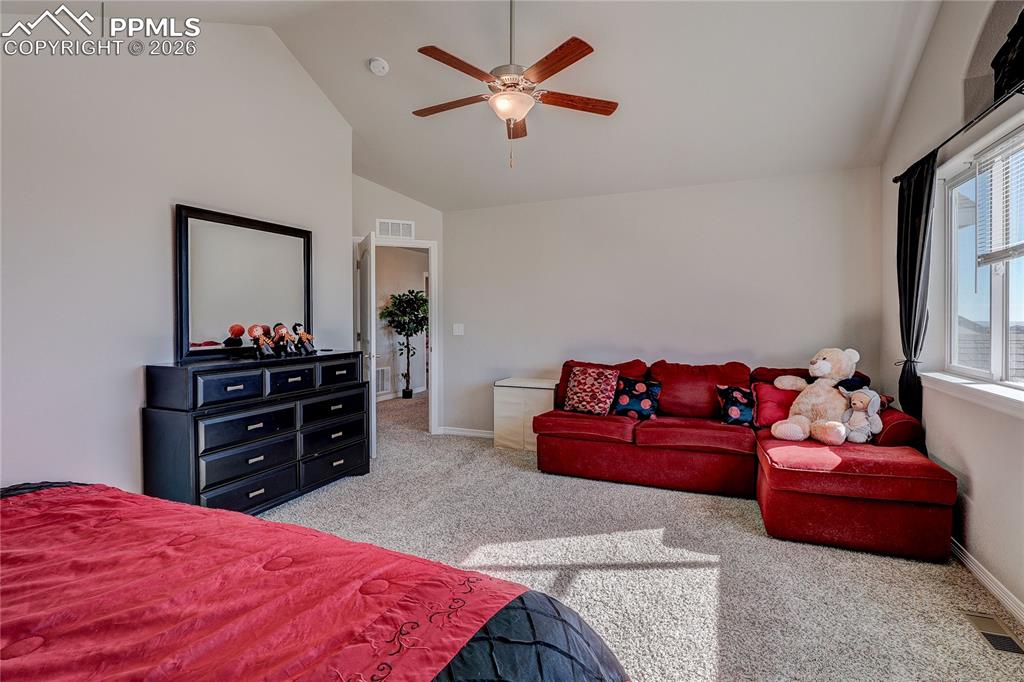 Image 17 of 31: Bedroom