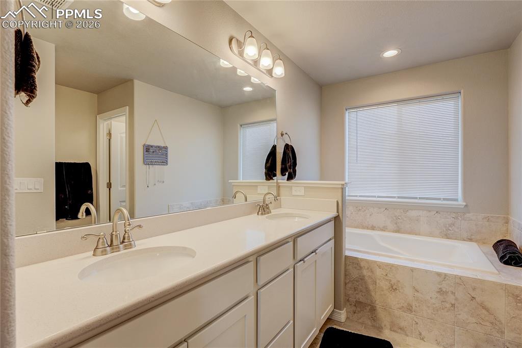 Image 18 of 31: Bathroom