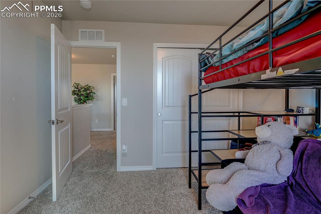 Image 21 of 31: Bedroom