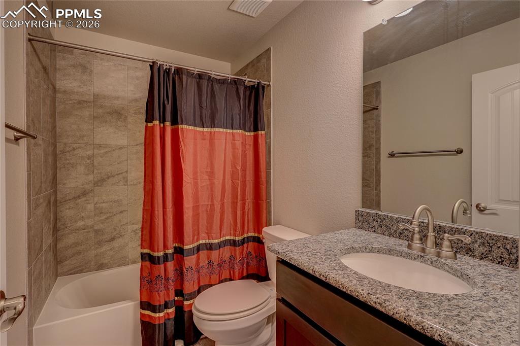 Image 24 of 31: Bathroom