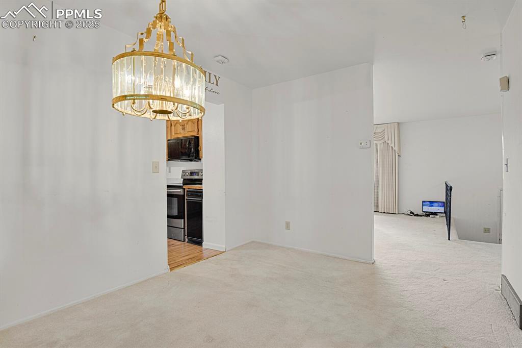 Image 10 of 40: Dining Room