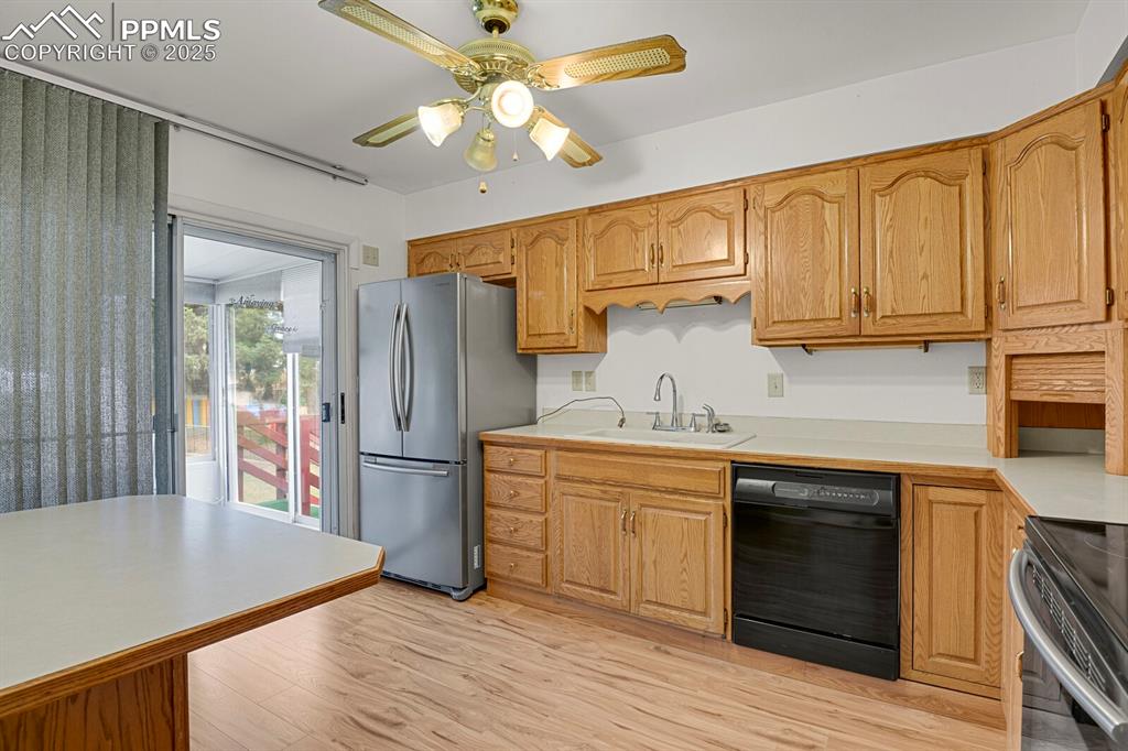 Image 11 of 40: Kitchen