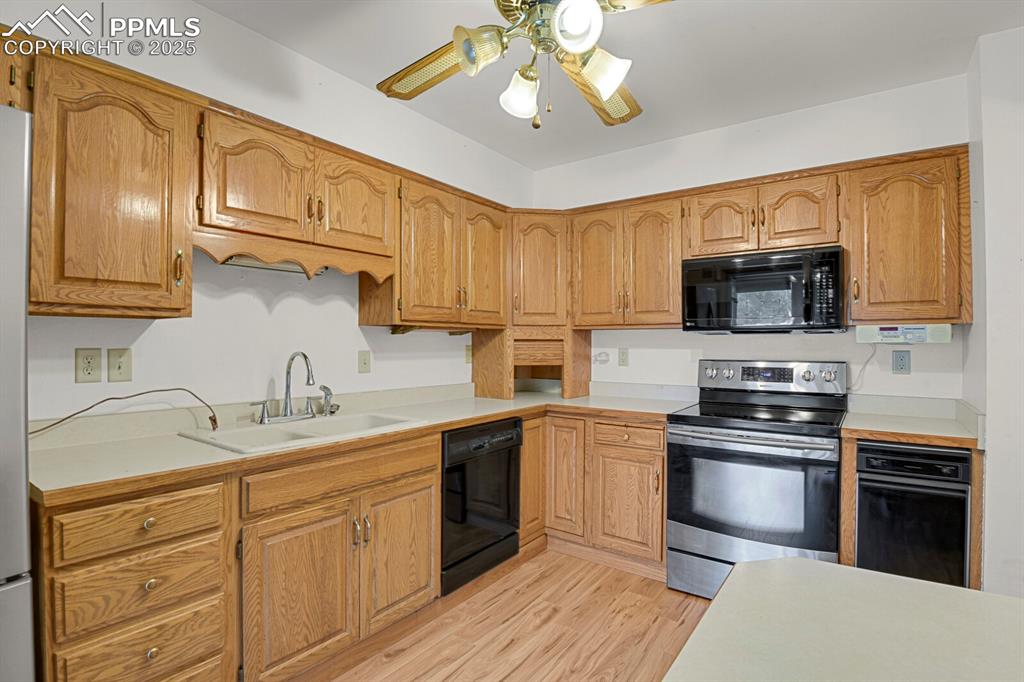 Image 12 of 40: Kitchen