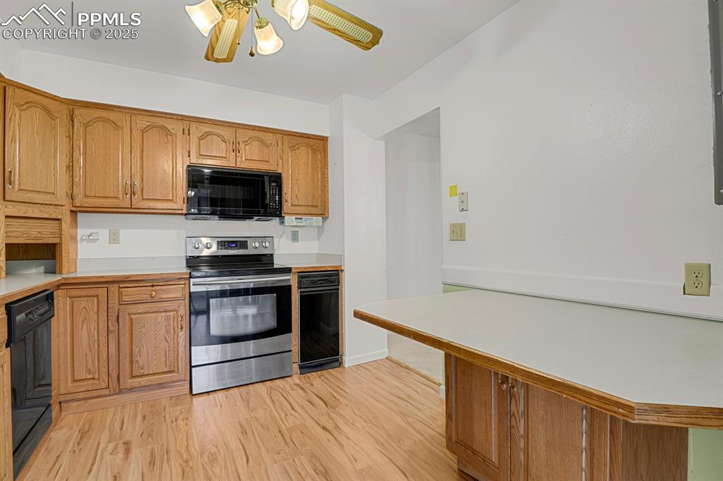 Image 14 of 40: Kitchen