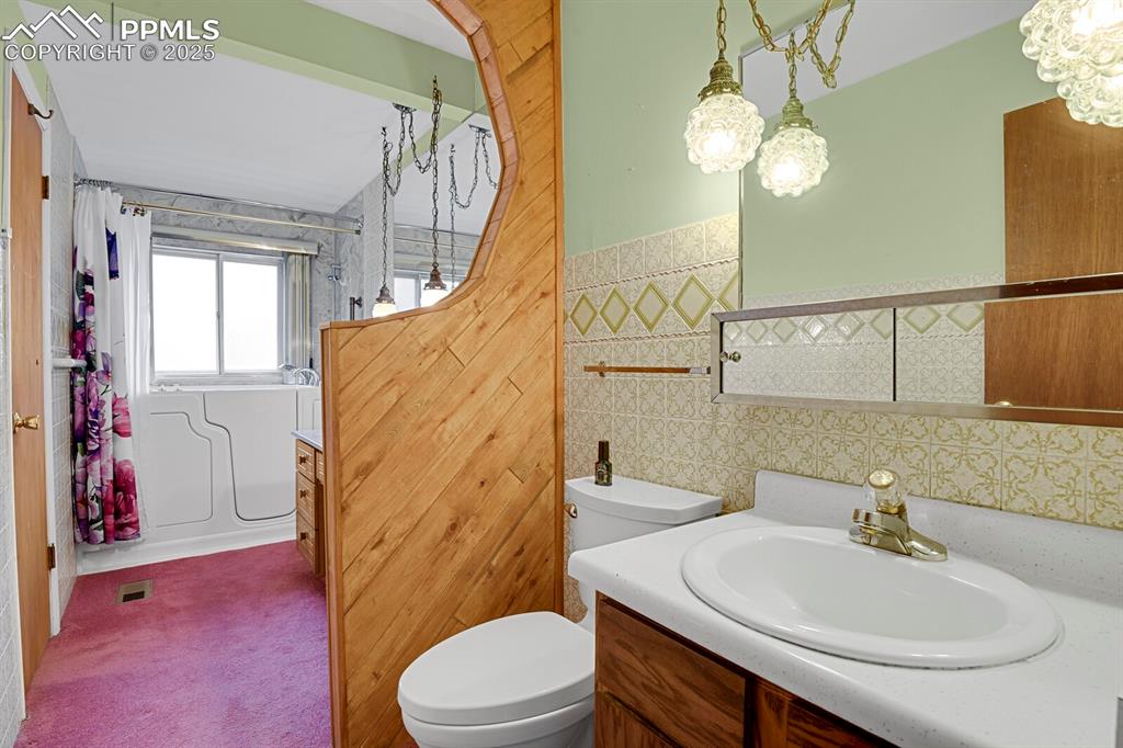 Image 18 of 40: Master Bathroom