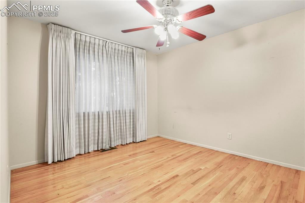 Image 19 of 40: Bedroom