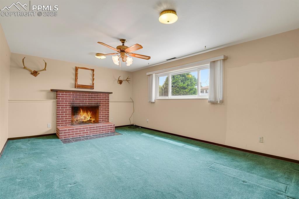 Image 23 of 40: Family Room