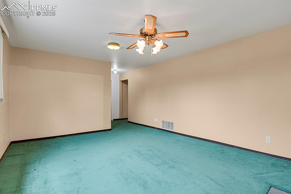 Image 25 of 40: Family Room